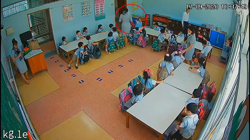 ครูจุ๋มป้ายยาดมใส่ตาเด็ก