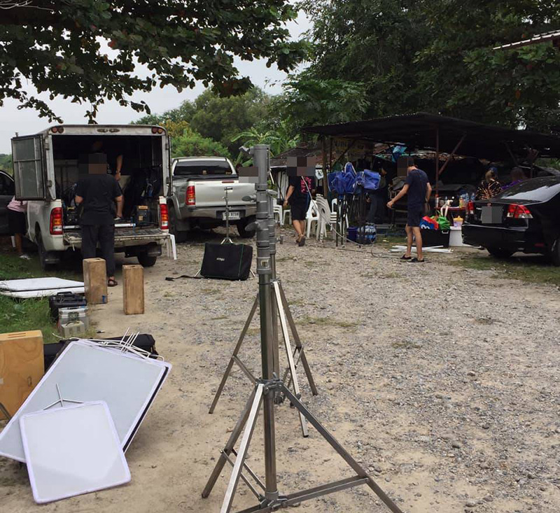 ใส่เสื้อดำถ่ายหนัง