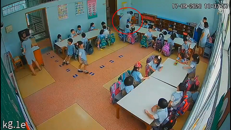 ครูจุ๋มป้ายยาดมใส่ตาเด็ก