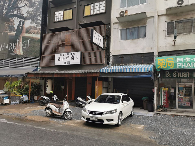 ถนนหน้าร้านทองหล่อ