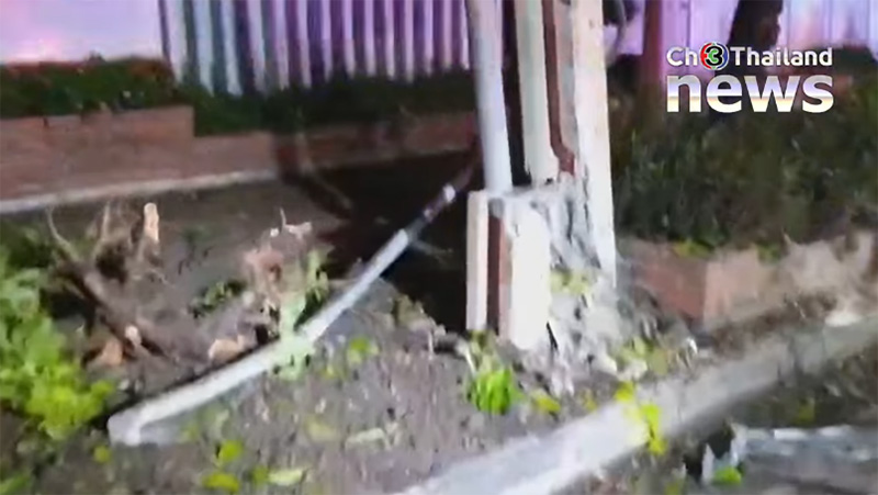 ขับรถชนเสาไฟ