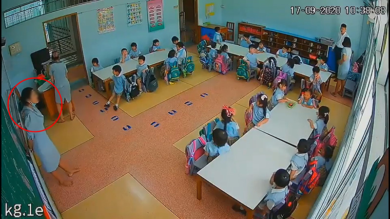 ครูจุ๋มป้ายยาดมใส่ตาเด็ก