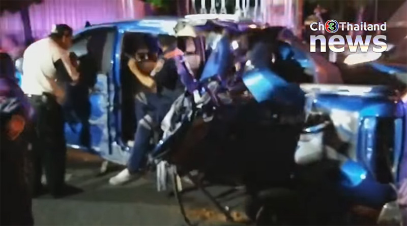 ขับรถชนเสาไฟ