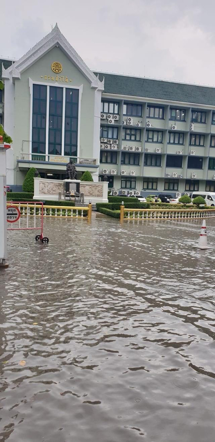 ฝนถล่มกรุง