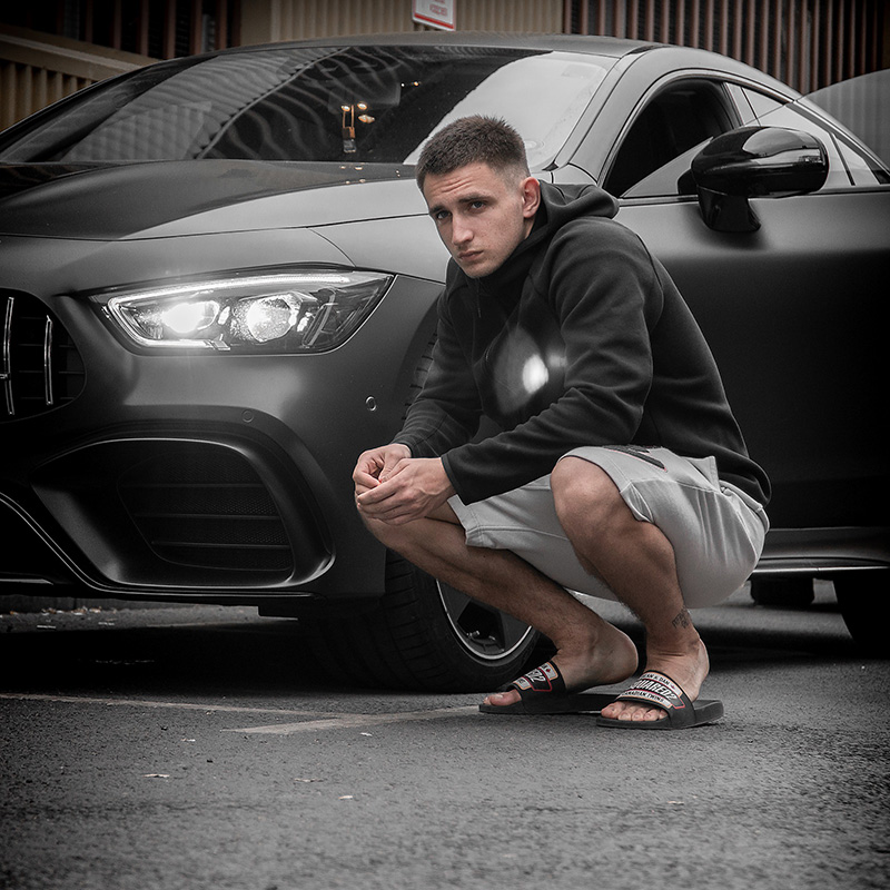 ยูทูบเบอร์หนุ่ม