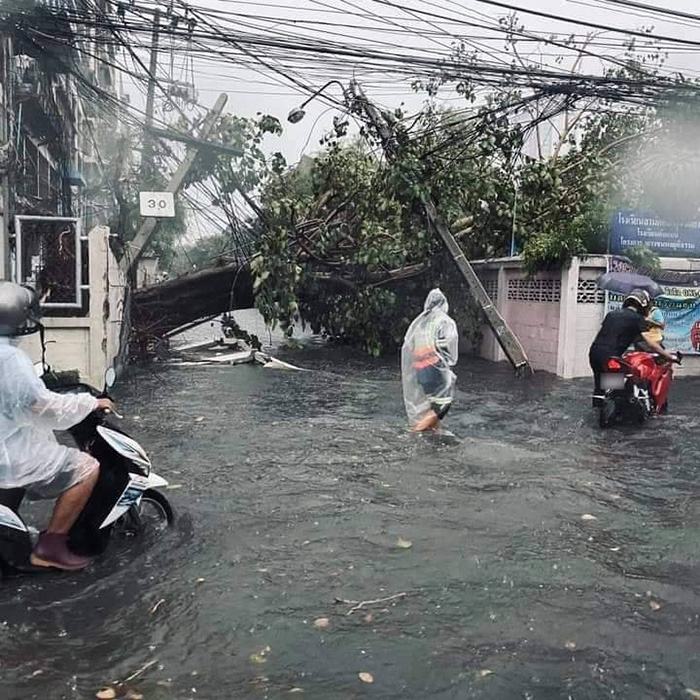 ฝนถล่มกรุง