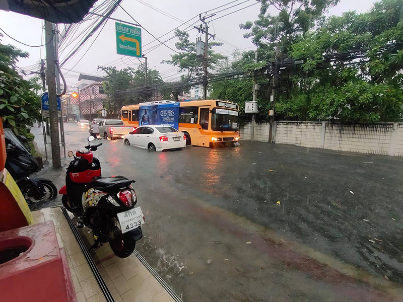 ฝนถล่มกรุง