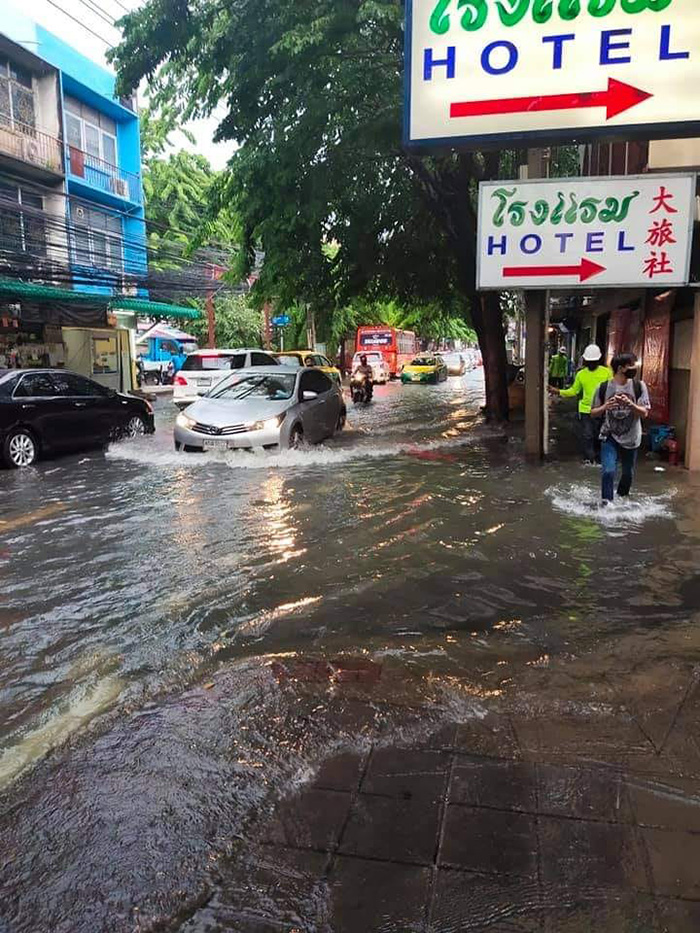 ฝนถล่มกรุง