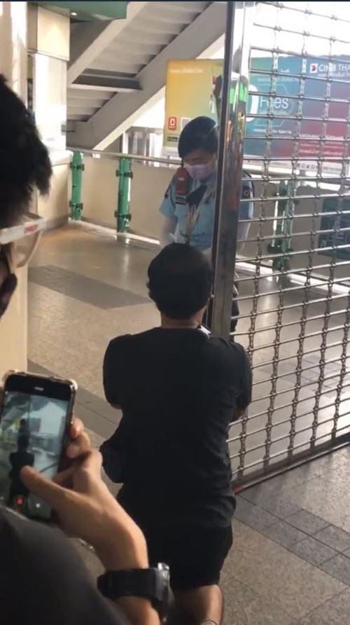 รปภ. หญิง BTS