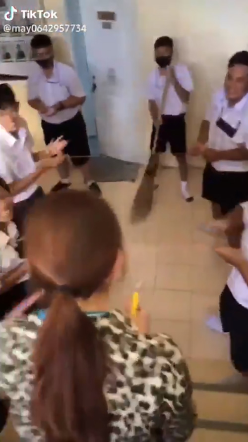 ลูกศิษย์เซอร์ไพรส์วันเกิดครู