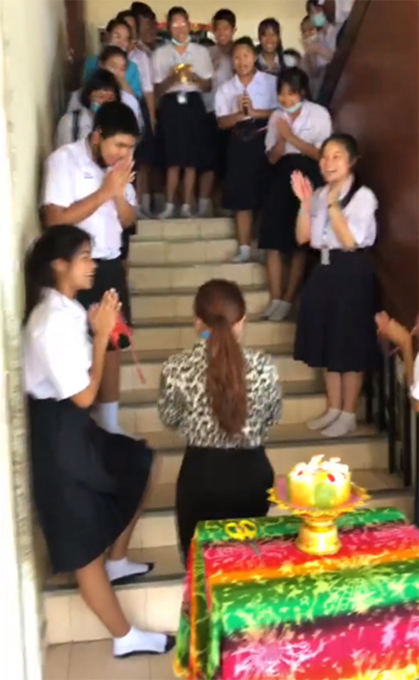 ลูกศิษย์เซอร์ไพรส์วันเกิดครู