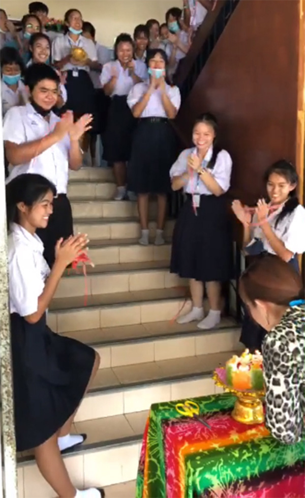 ลูกศิษย์เซอร์ไพรส์วันเกิดครู