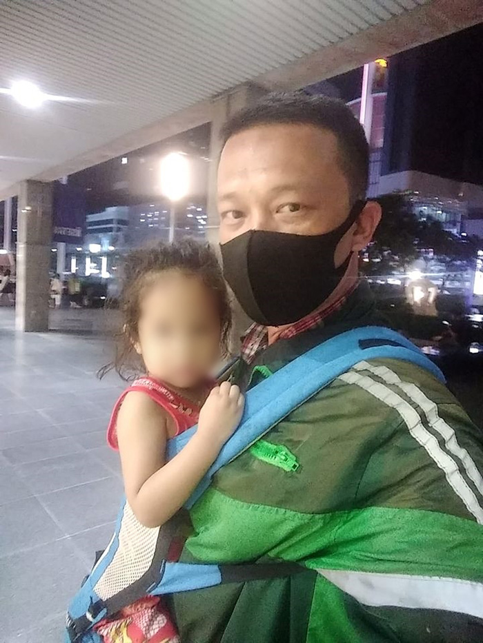 ภาพข่าว คนขับแกร็บพ่อลูกอ่อน