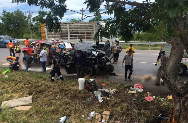 ภาพข่าว กระบะเสียหลักชนต้นไม้