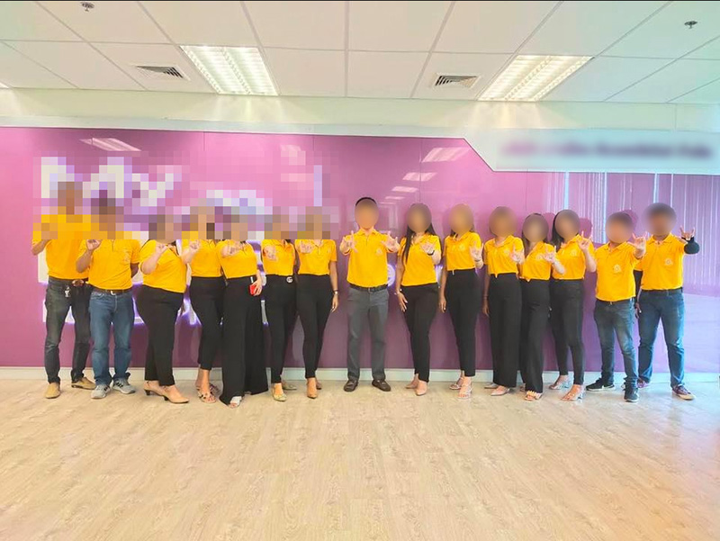 ยูนิฟอร์มสีเหลือง