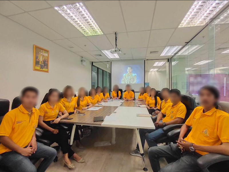 ยูนิฟอร์มสีเหลือง