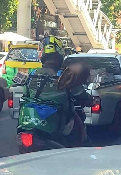 ภาพข่าว คนขับแกร็บพ่อลูกอ่อน