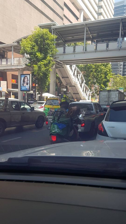 ภาพข่าว คนขับแกร็บพ่อลูกอ่อน