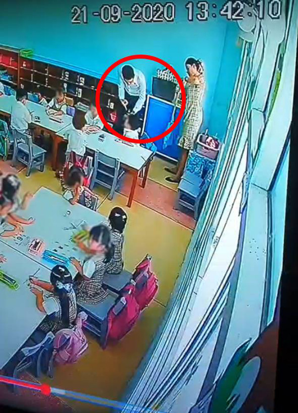 ครูต่างชาติชี้หน้าด่าเด็ก