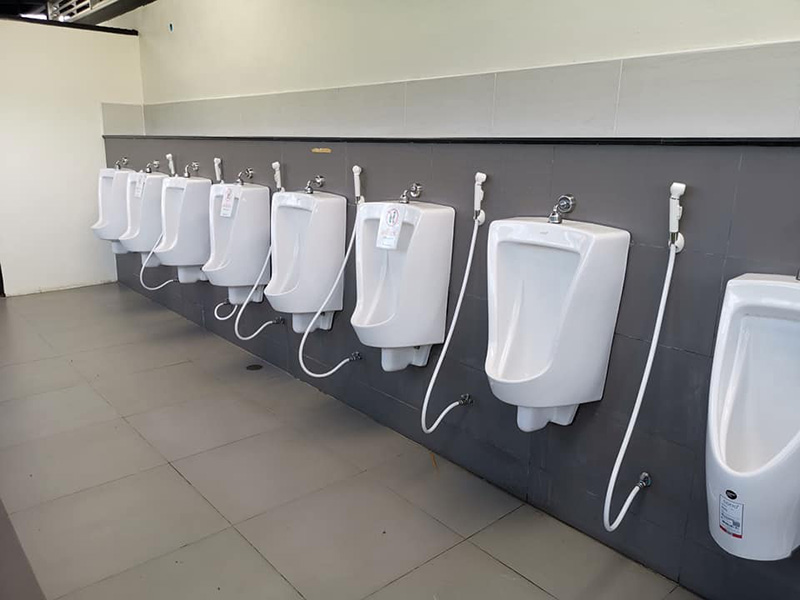 หนุ่มสงสัย สายฉีดข้างโถฉี่ 