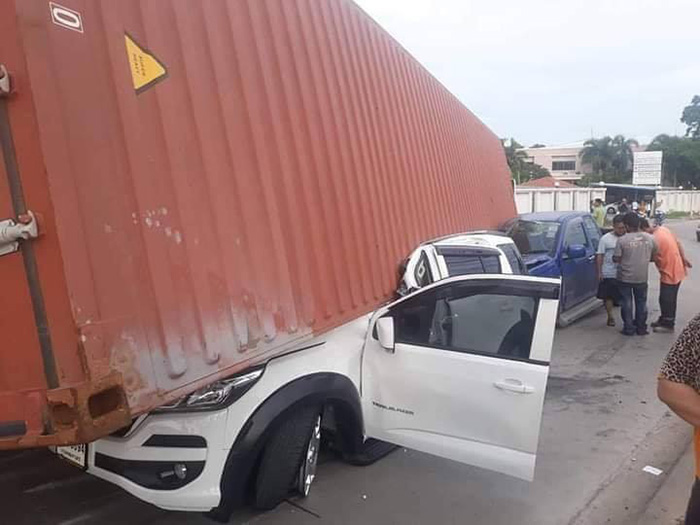 ภาพข่าว เก๋ง-กระบะ 