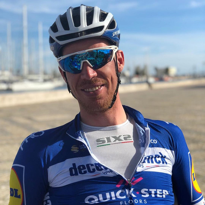 นักปั่นโชว์แผ่นหลัง