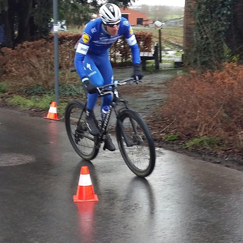 นักปั่นโชว์แผ่นหลัง