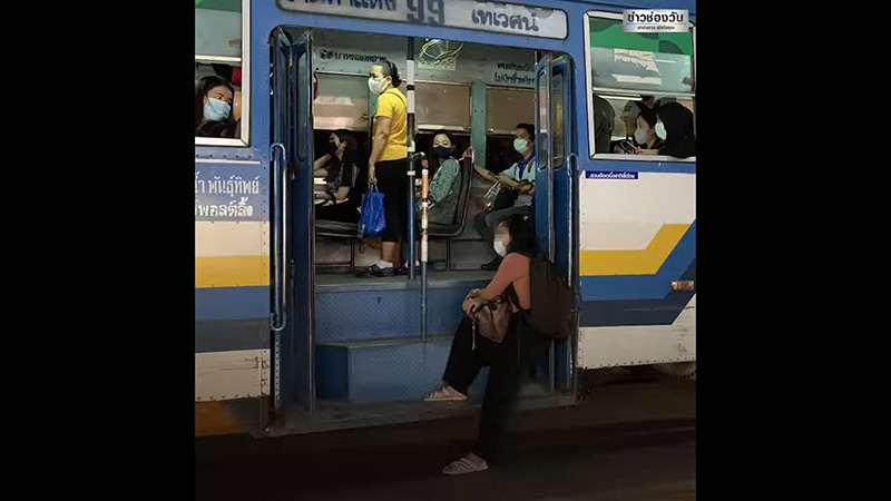 สาวนั่งดักประตูรถเมล์