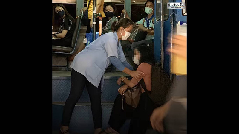 สาวนั่งดักประตูรถเมล์