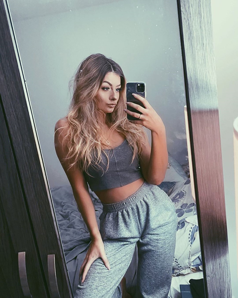 สาวโพสต์เซลฟี่