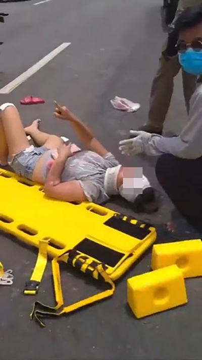 หญิงรถล้มเจ็บ