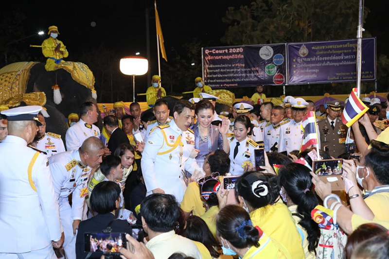 ในหลวง - พระราชินี 