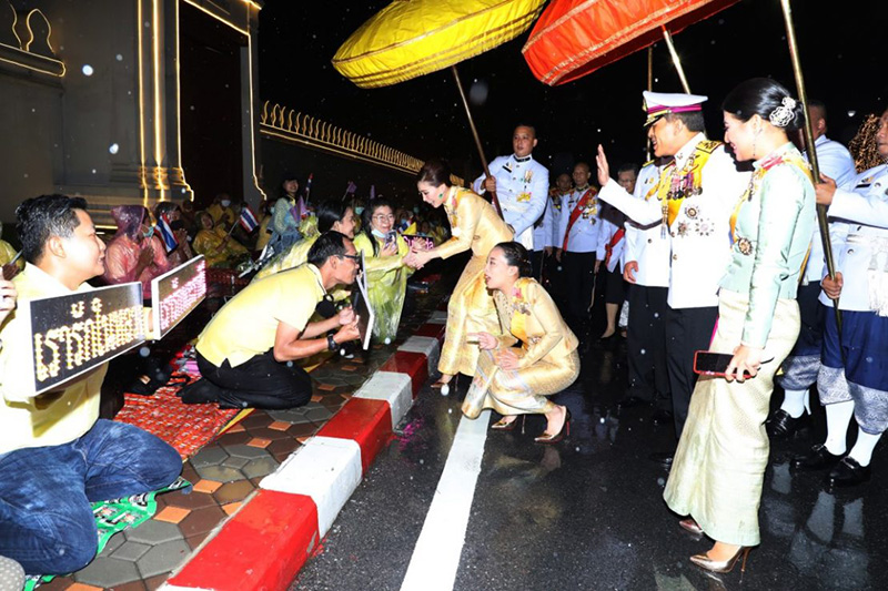 ในหลวง - พระราชินี 