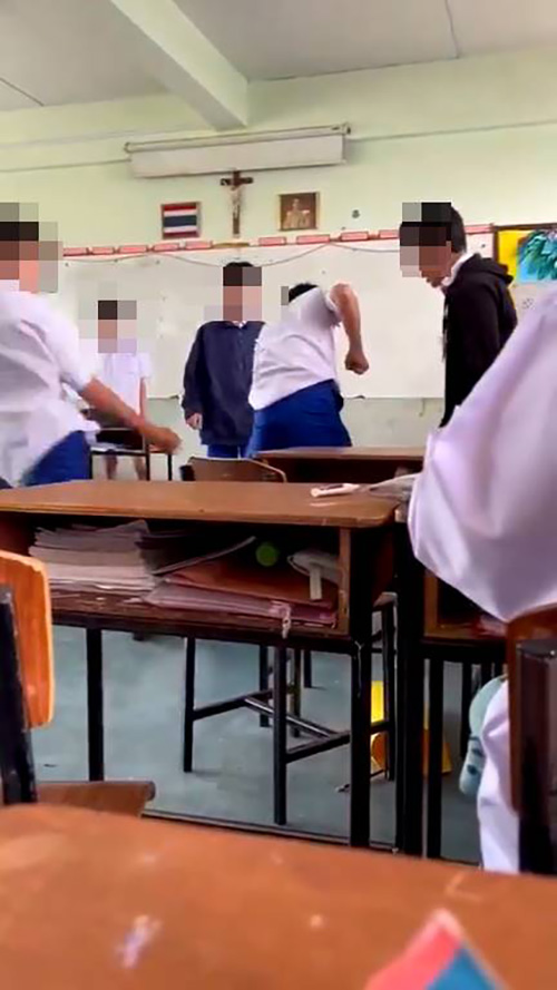 นักเรียนทำร้ายร่างกายเพื่อน