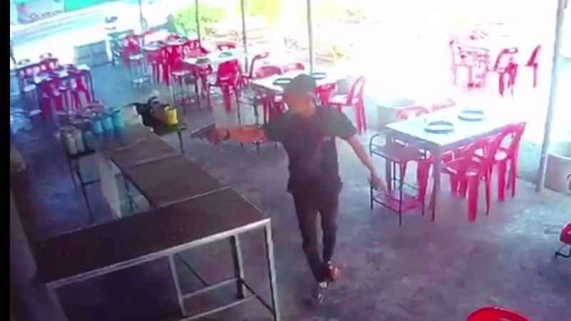 ร.ต.ต. พาลูกชายกร่าง บุกยิงขู่ร้านหมูกระทะ