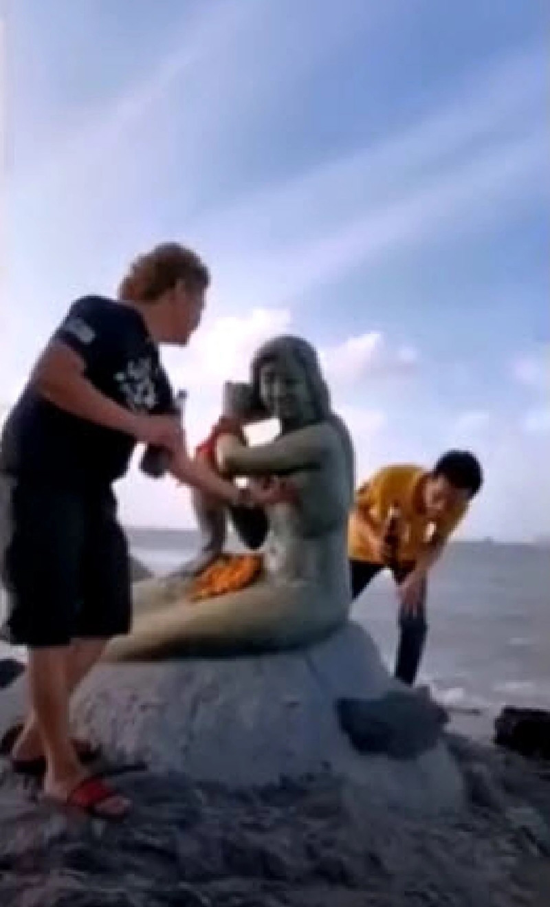  ดราม่าจับหน้าอกนางเงือกทอง