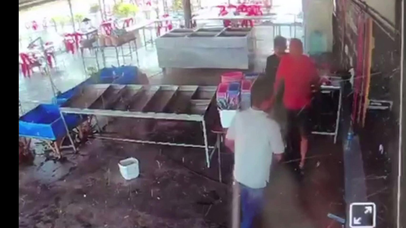 ร.ต.ต. พาลูกชายกร่าง บุกยิงขู่ร้านหมูกระทะ