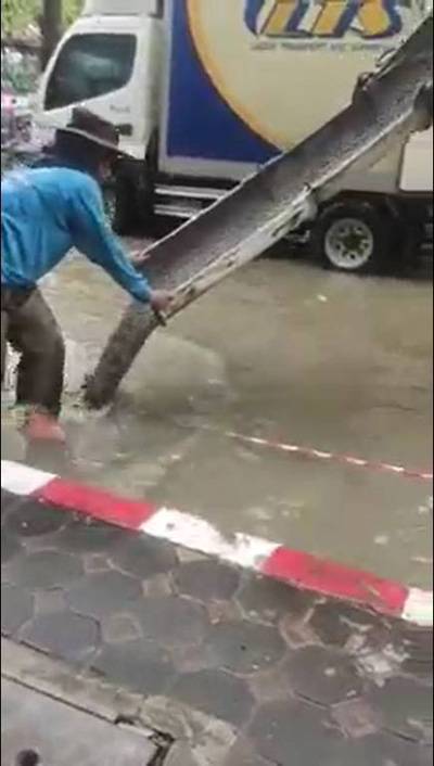 เทปูนตอนน้ำท่วม