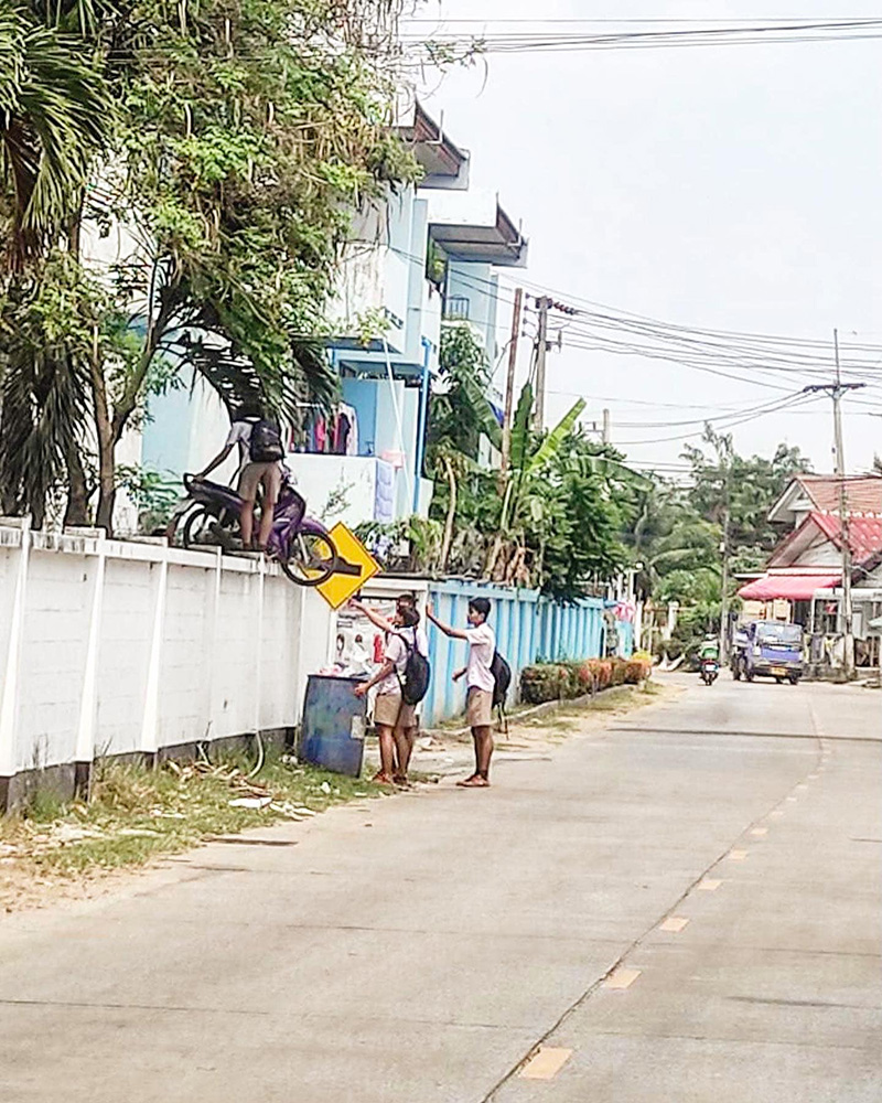 แก๊งนักเรียน โดดข้ามกำแพง