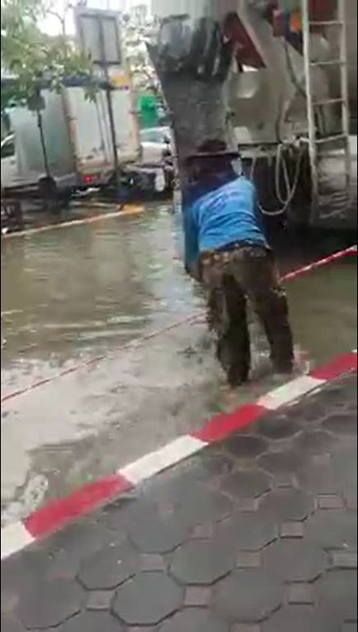 เทปูนตอนน้ำท่วม