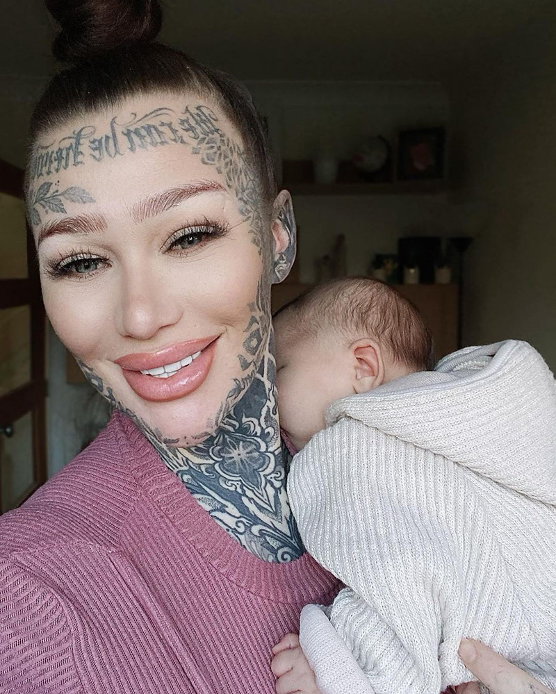 สาวทุ่ม 1.5 ล้าน เนรมิตรอยสักทั้งตัว