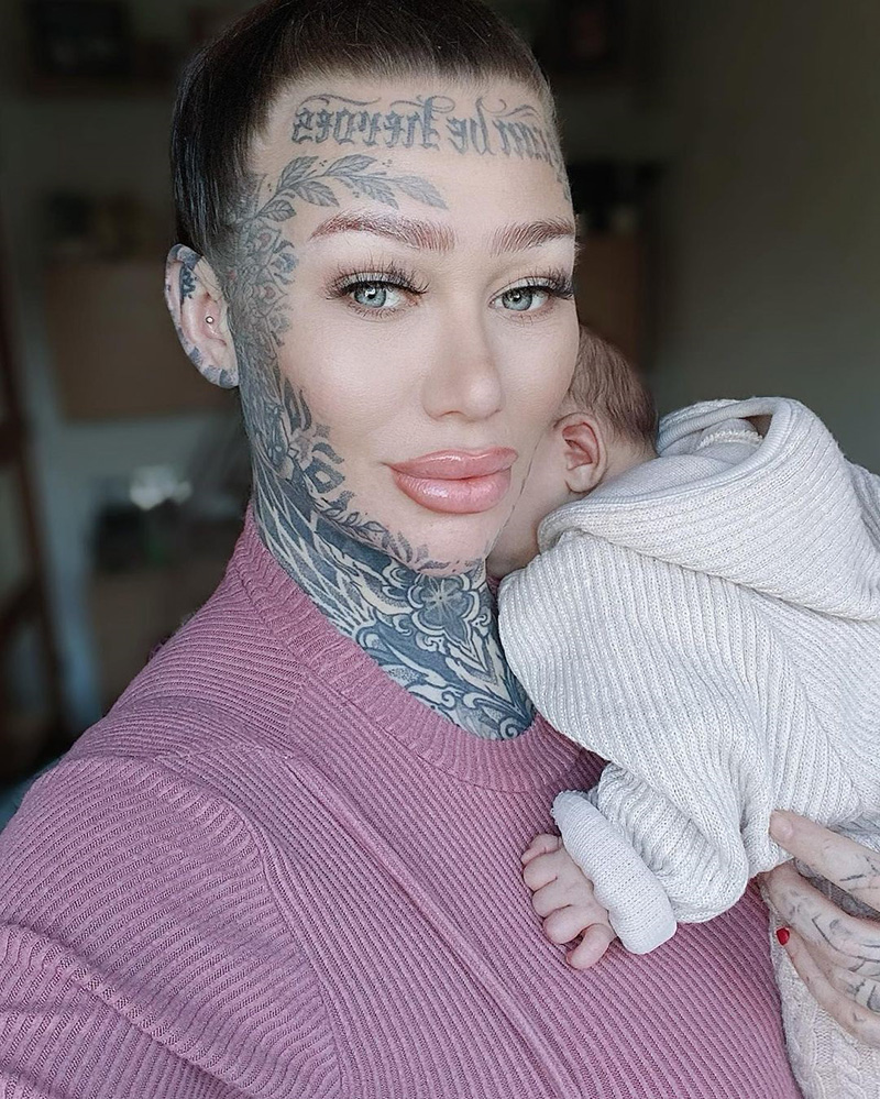 สาวทุ่ม 1.5 ล้าน เนรมิตรอยสักทั้งตัว