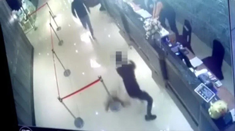 หนุ่มหอบถุงใส่แมลงสาบ 1,000 ตัว