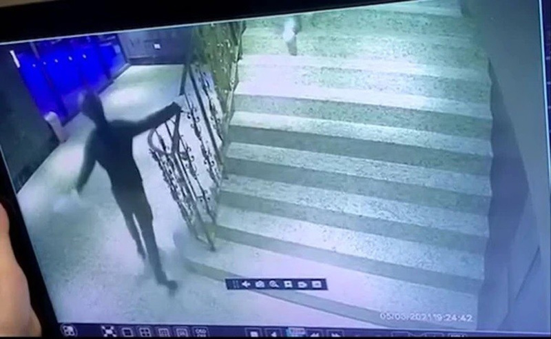 หนุ่มหอบถุงใส่แมลงสาบ 1,000 ตัว