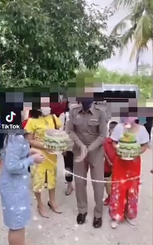 เพจดังแฉคลิปนายตำรวจหนุ่ม ใช้รถตู้หลวงไปขอหมั้นสาว  