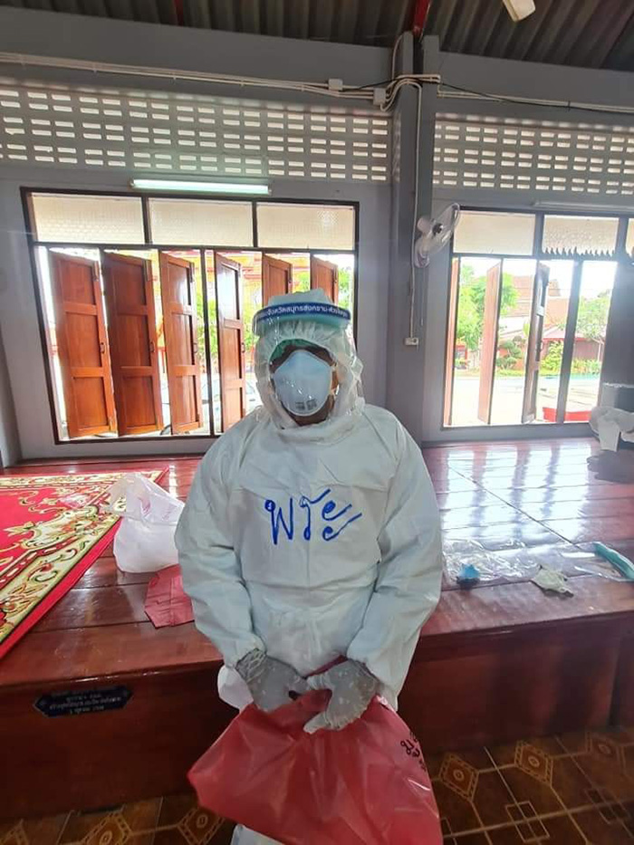 พระ - สัปเหร่อ ในชุด PPE 