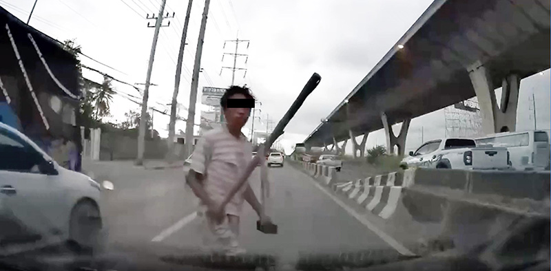 หนุ่มทุบรถ เน้นคนขับผู้หญิง