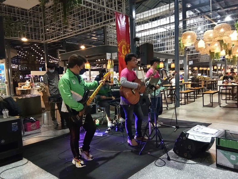 กรุ๊ปไรเดอร์ตั้งวงเล่นดนตรี 