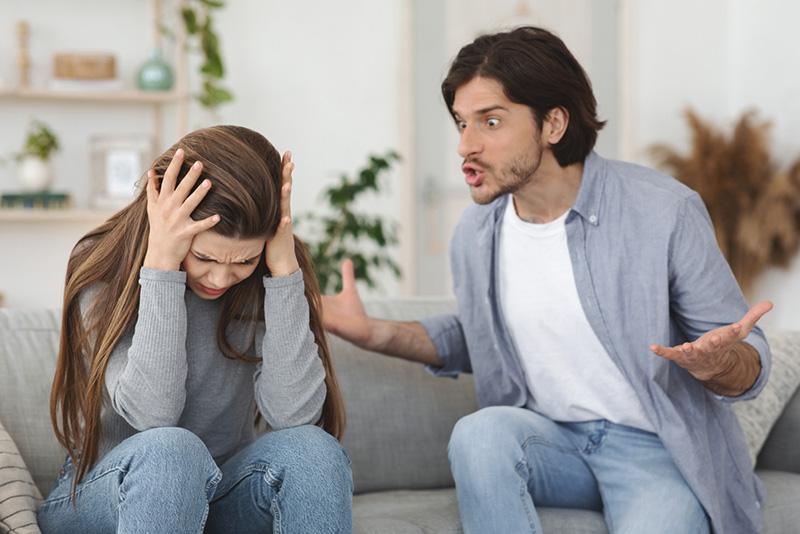 สาวเครียด แฟนขี้หึงหนักห้ามอยู่ใกล้ผู้ชาย