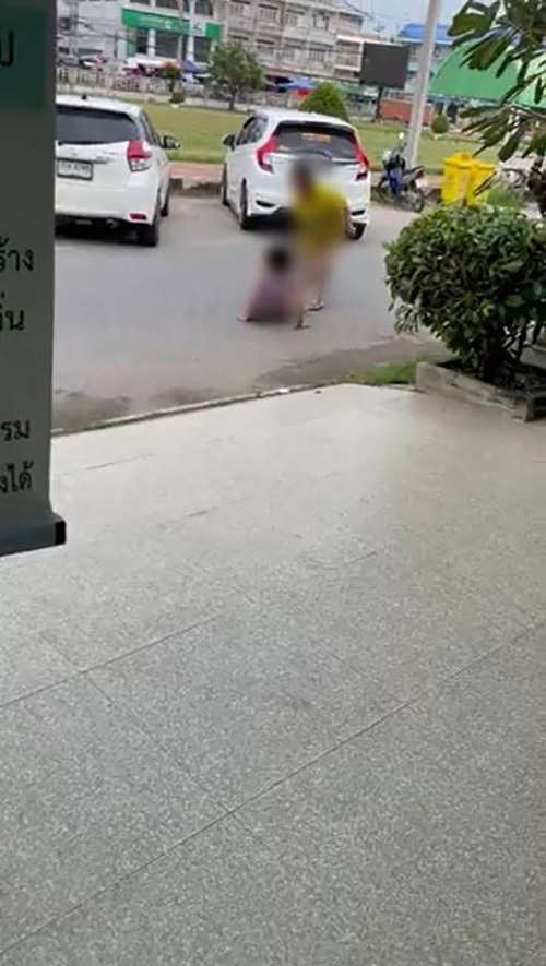 แม่ไล่ตีลูกจนไม้หัก ชาวบ้านห้ามดันท้าแจ้งความ